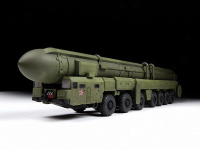 Сборная модель ZVEZDA Российский РКСН "Тополь", подарочный набор, 1/72