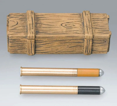 Ящик боеприпасов и два снаряда